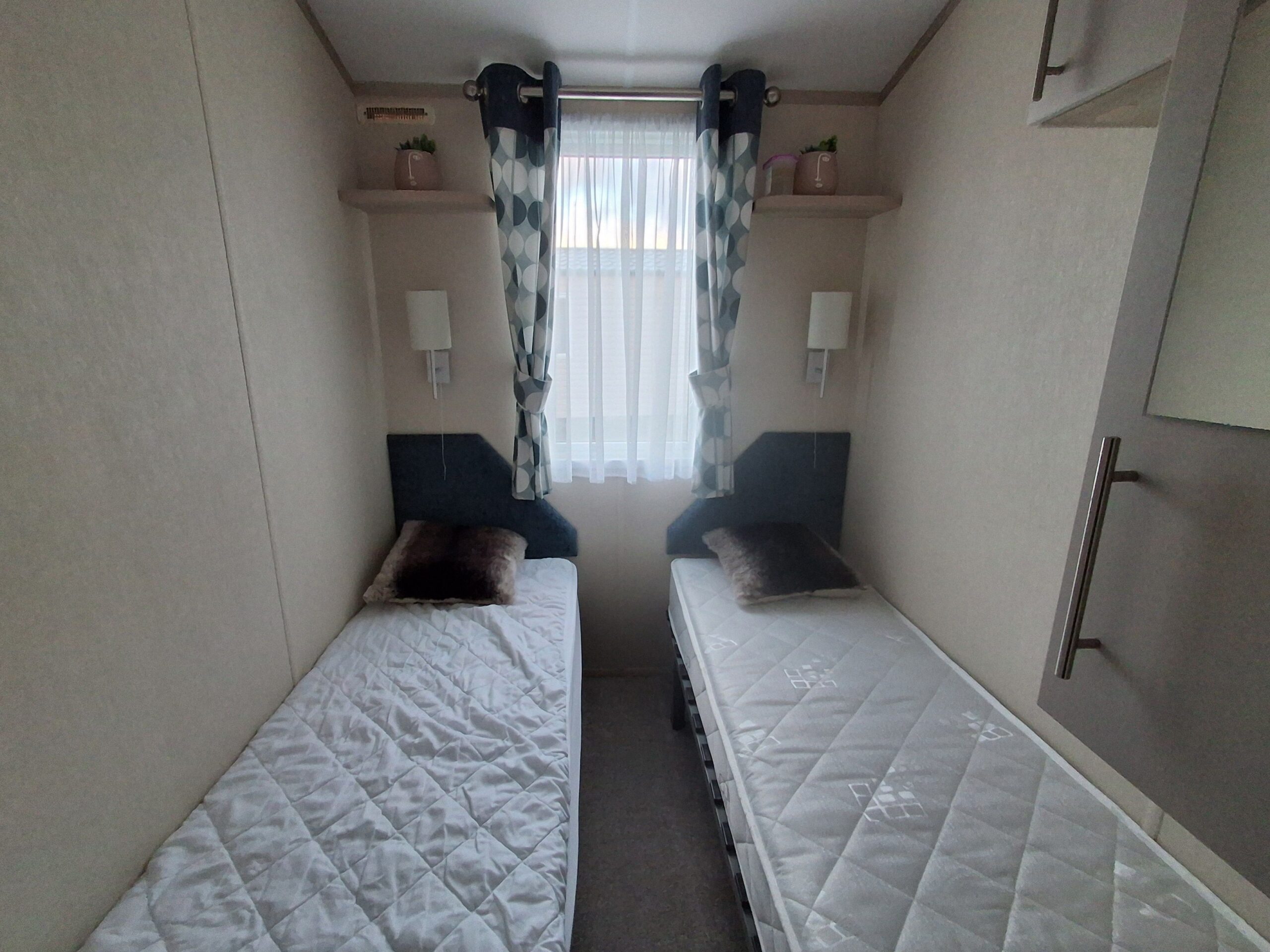 Chestnutt Holiday Parks; Atlas Onyx 2017 u399; Image